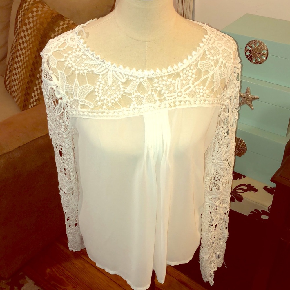 🎀 5x$25 🎀Beautiful White lace blouse - Large